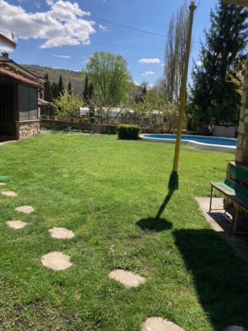 A garden outside Casa Rural El Edén del Ungría