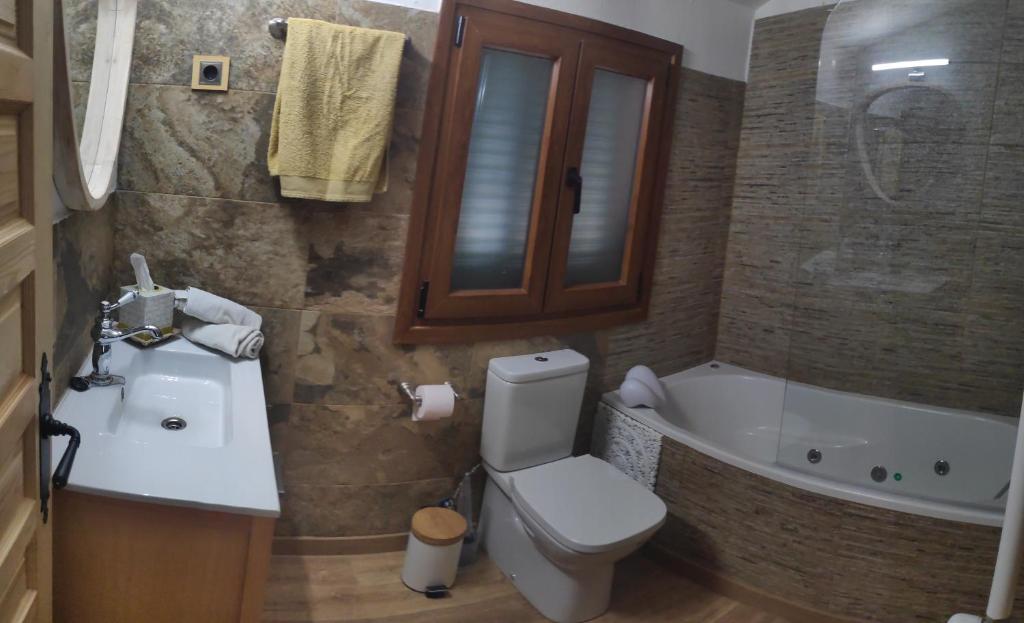 A bathroom at Casa Rural El Edén del Ungría