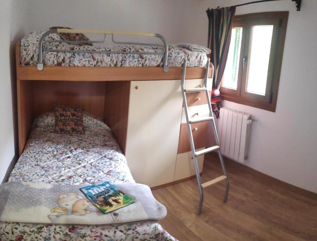 A bed or beds in a room at Casa Rural El Edén del Ungría