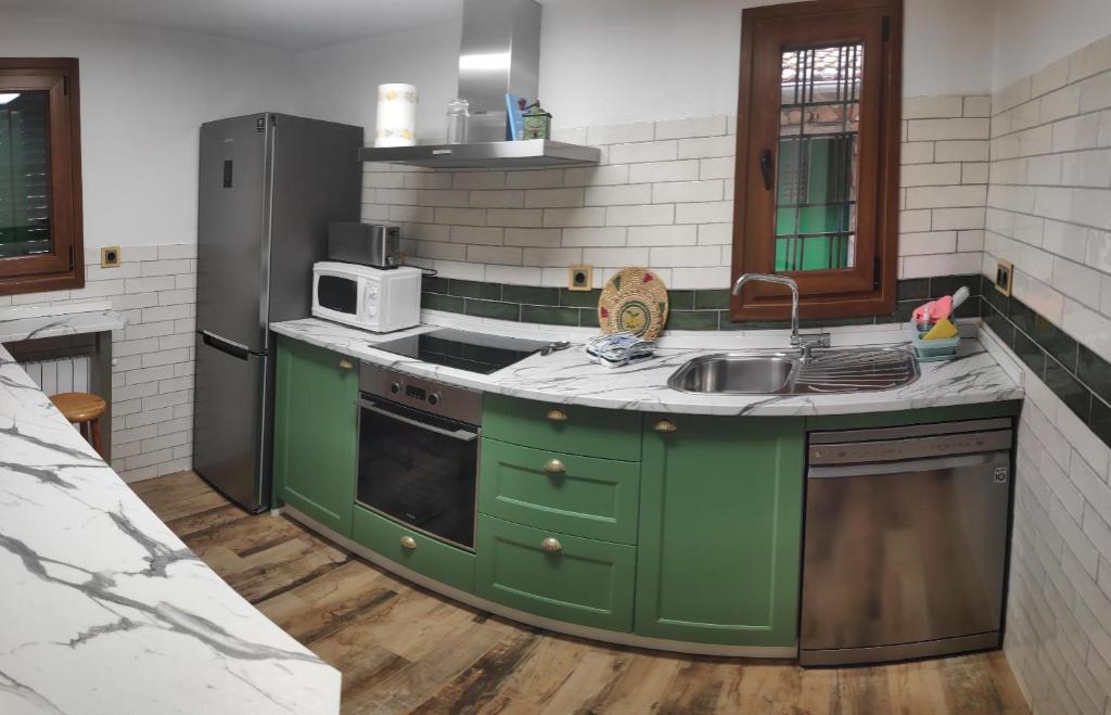 A kitchen or kitchenette at Casa Rural El Edén del Ungría