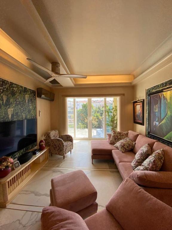 een woonkamer met een bank en een flatscreen-tv bij OHH -Oporto Center- Luxury Apartment in Porto