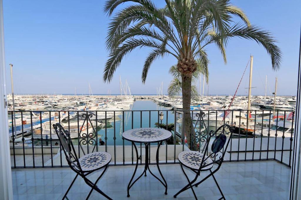 Balkón nebo terasa v ubytování First Line Puerto Banus Harbour, 3 bedroom Luxury Apartment, Marbella