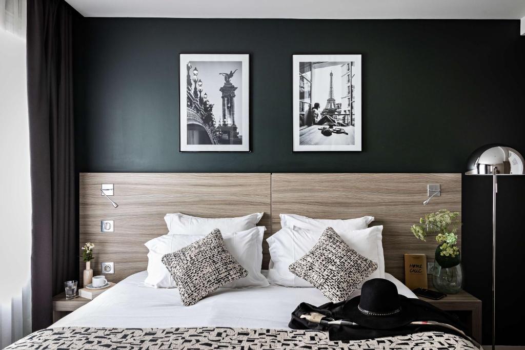 イシー・レ・ムリノーにあるBest Western Paris Porte de Versaillesのベッドルーム1室(壁に3枚の写真が飾られたベッド1台付)