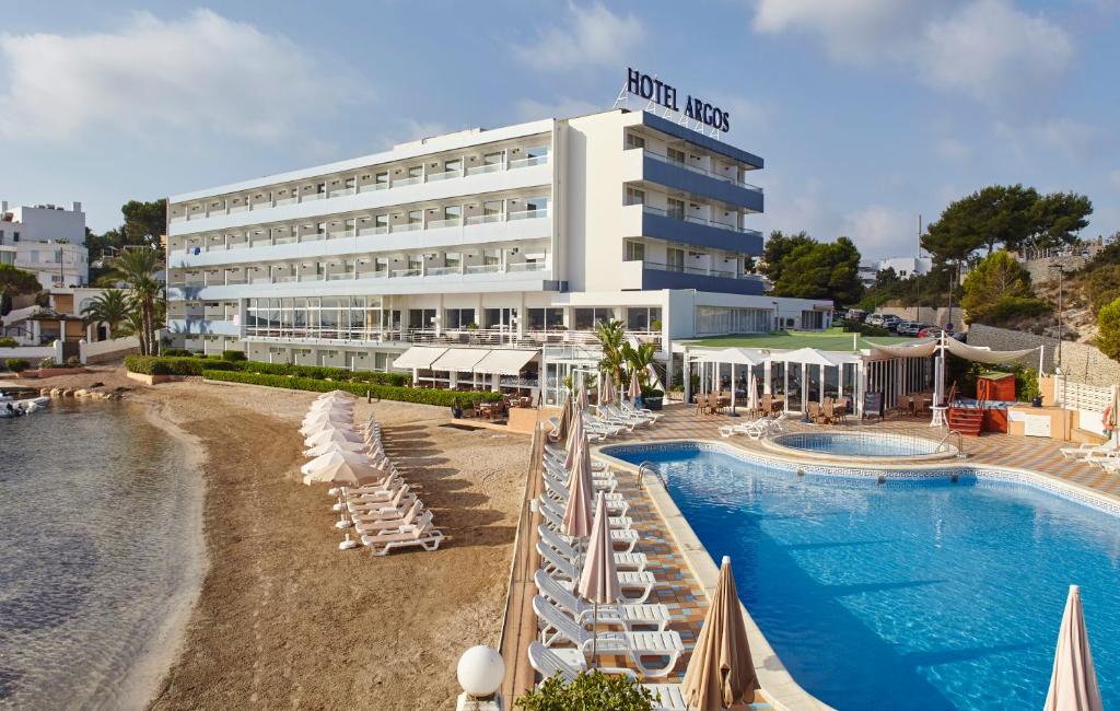 Бассейн в Hotel Argos Ibiza или поблизости