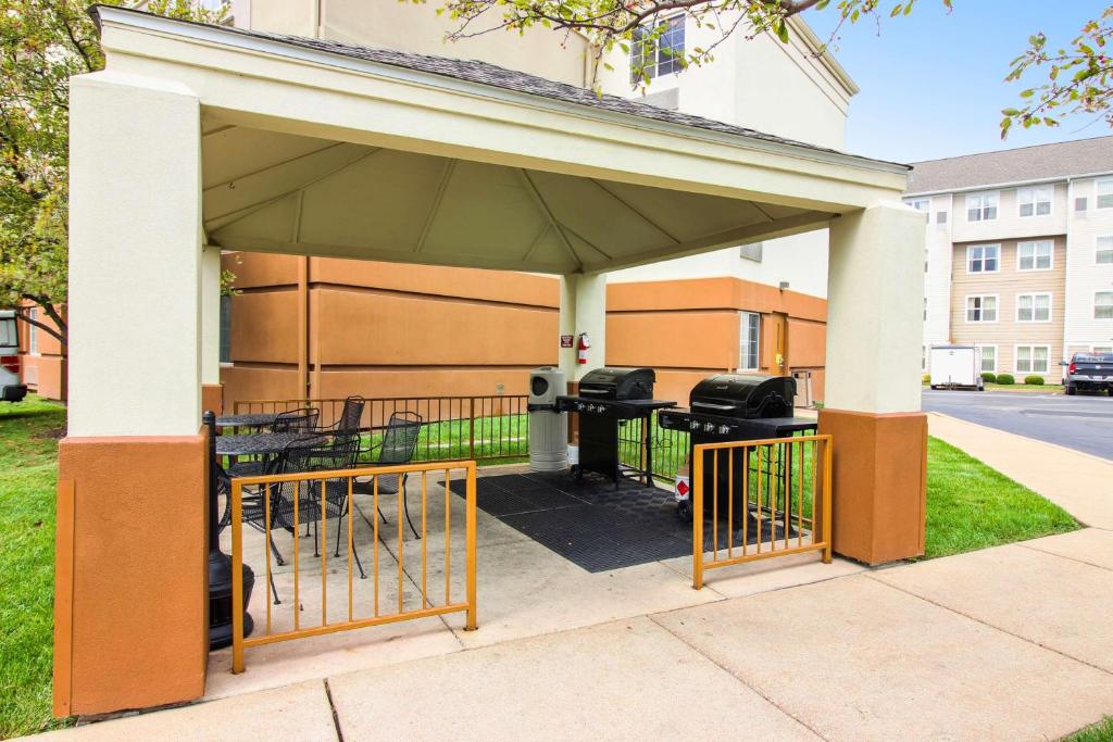 Sonesta Simply Suites St Louis Earth City photo