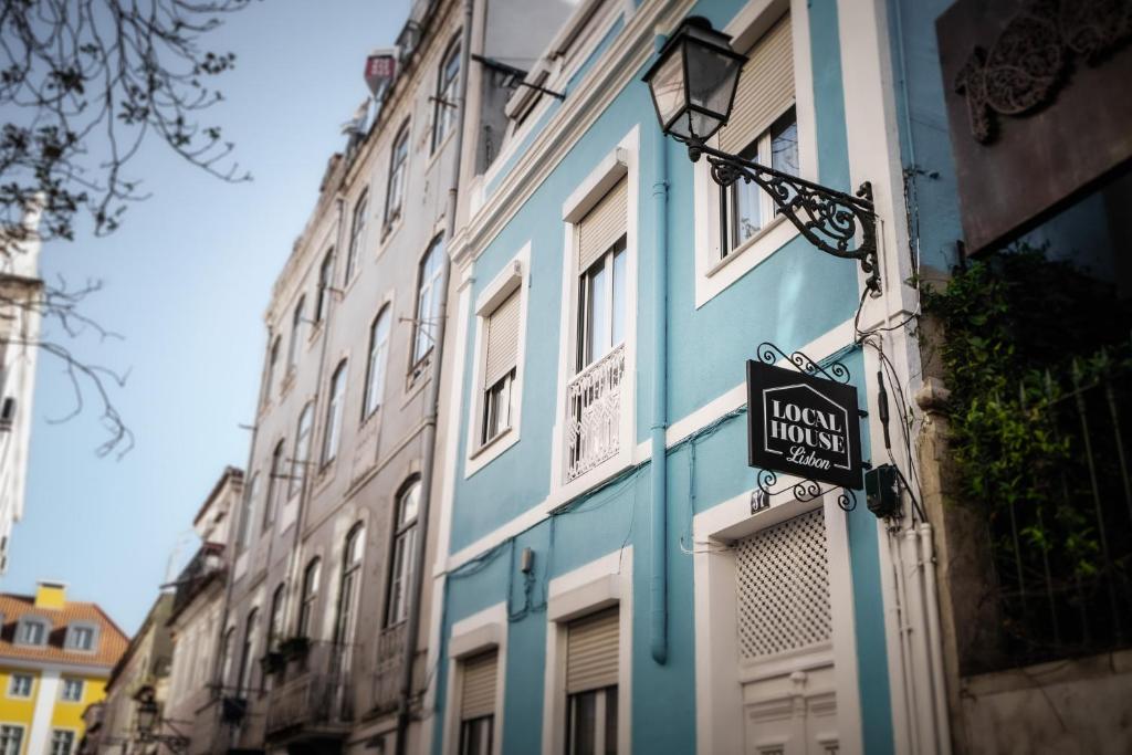 um sinal de rua no lado de um edifício em Local House Lisbon em Lisboa