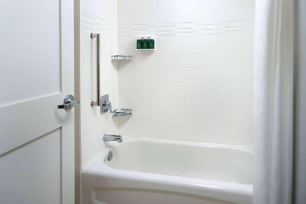 Sonesta ES Suites Raleigh Cary - Mobility Accessible Studio Suite Queen Tub