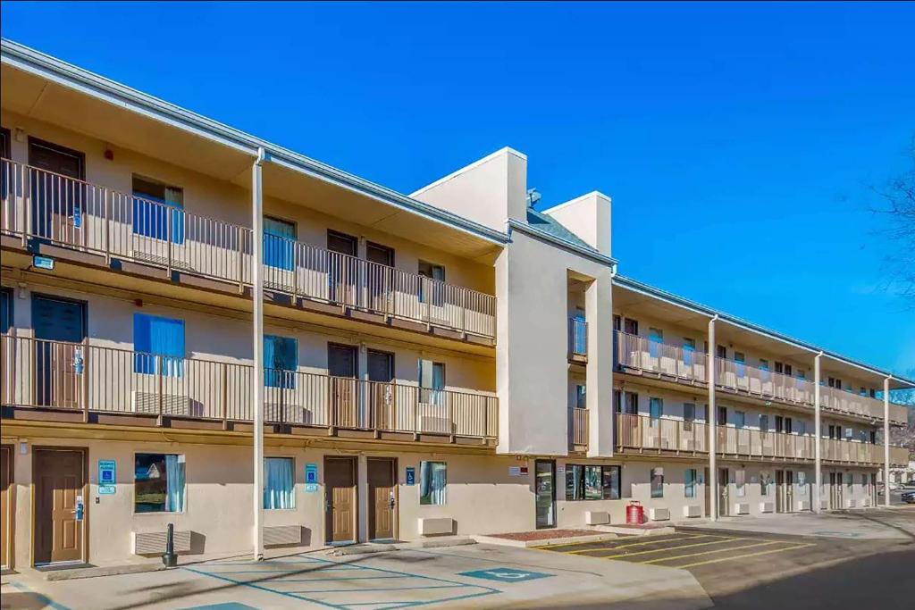 un gran edificio de apartamentos con balcones y aparcamiento en Days Inn by Wyndham Charleston WV en Charleston
