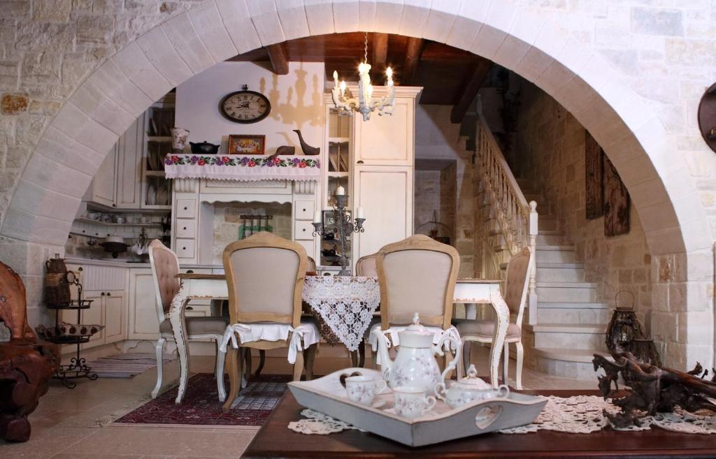 Villa Athina - Irene Country House tesisinde bir restoran veya yemek mekanı