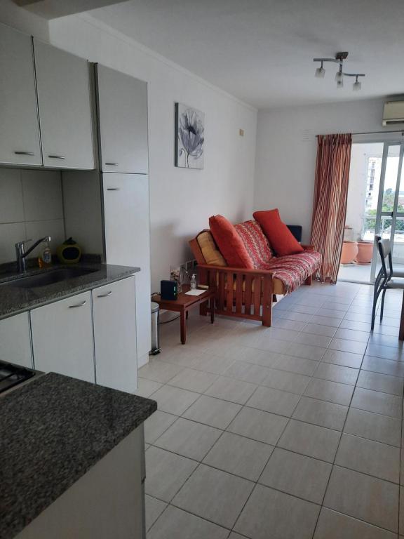 uma cozinha e uma sala de estar com um sofá em Precioso departamento en Paraná. Zona Centro em Paraná