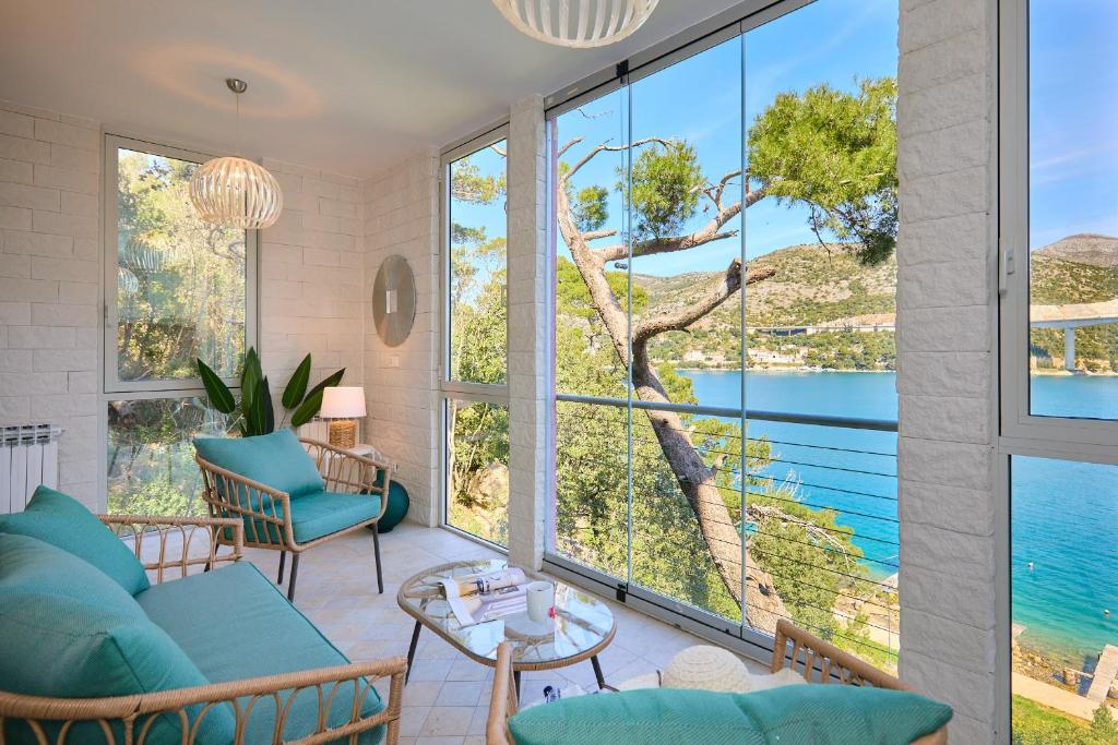 sala de estar con vistas al océano en Hedera Estate, Hedera A3, en Dubrovnik