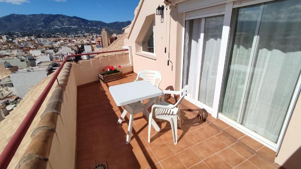 einen Balkon mit einem Tisch und Stühlen sowie Aussicht in der Unterkunft Apartamentos La Casa de Bebita in Fuengirola