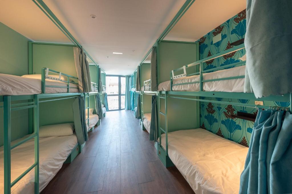 einen Flur eines Zimmers mit Etagenbetten in der Unterkunft Hostelle - Women only hostel Barcelona in Barcelona