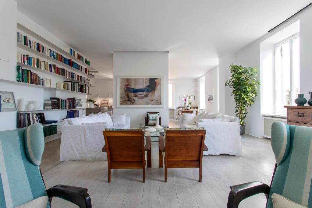 A seating area at Piazza Fanti Luxury Apartments