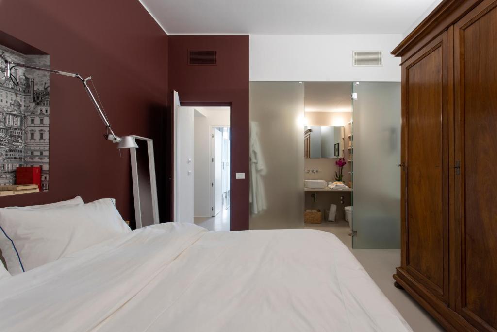 A bed or beds in a room at Piazza Fanti Luxury Apartments