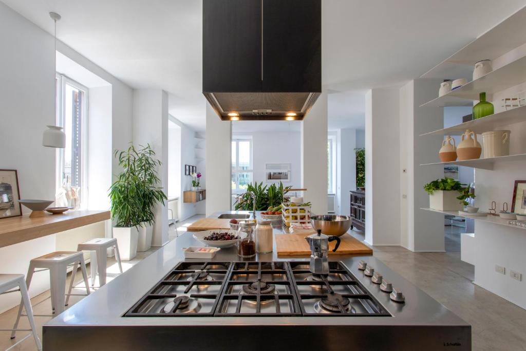 A kitchen or kitchenette at Piazza Fanti Luxury Apartments