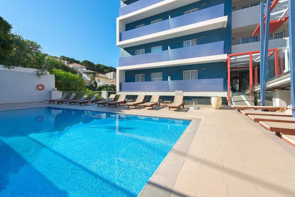 Bazén v ubytování Semiramis City Hotel nebo v jeho okolí