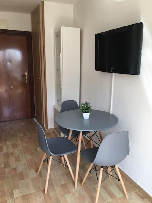 TV a/nebo společenská místnost v ubytování Apartamento con vista al mar a 200 mts de la playa