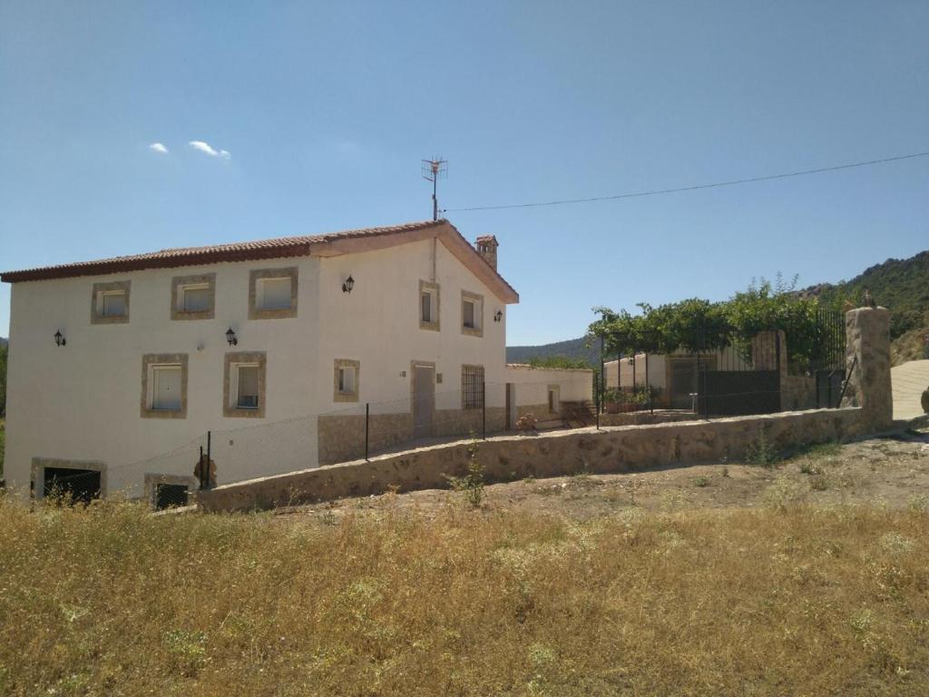 una casa blanca con una valla delante en LA SOLANA, en Valdemoro-Sierra