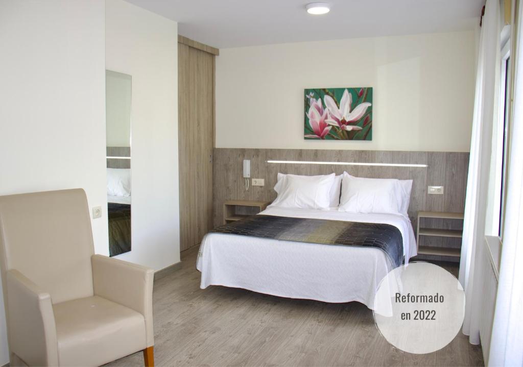 A bed or beds in a room at Hotel Playa de Lago