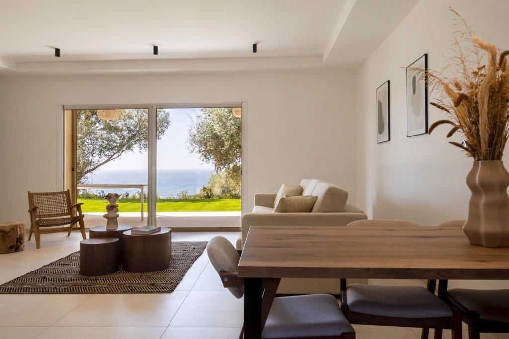 a living room with a table and a couch at Résidence Omigna in Cargèse