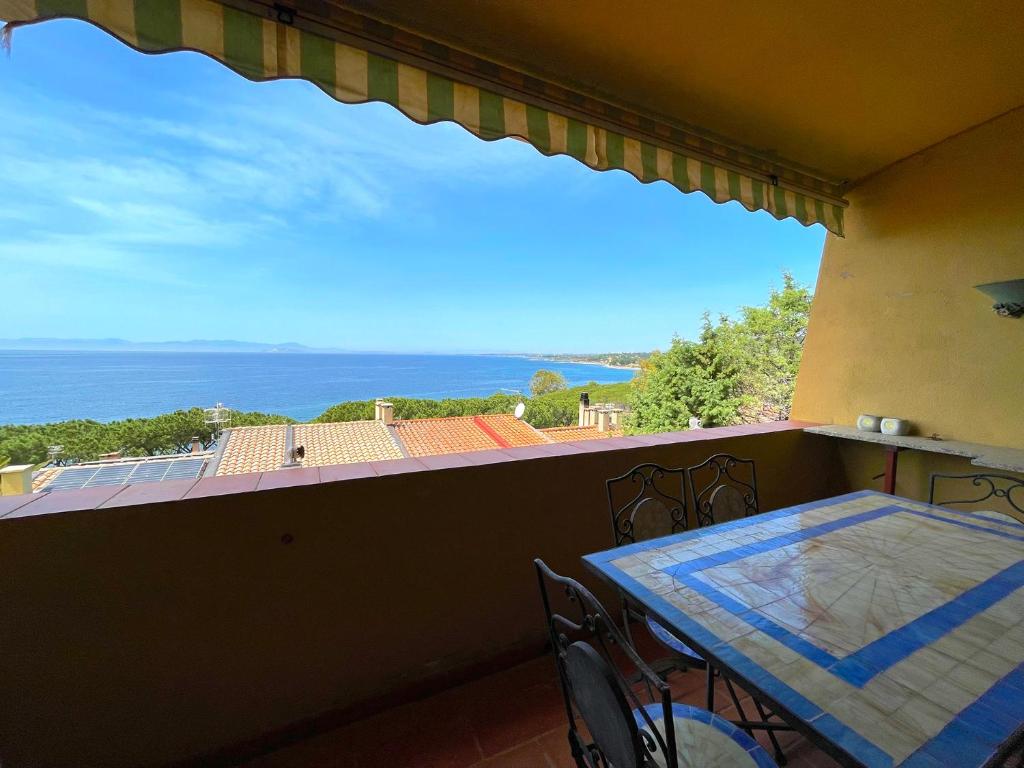 a table on a balcony with a view of the ocean at Appartamento con vista mare a Terramala in Terra Mala