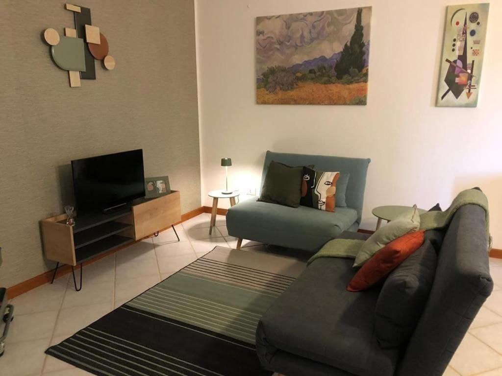 un soggiorno con divano e TV di Maison Matisse a Siracusa