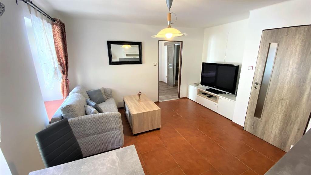 TV a/nebo společenská místnost v ubytování Apartmán Prachatice