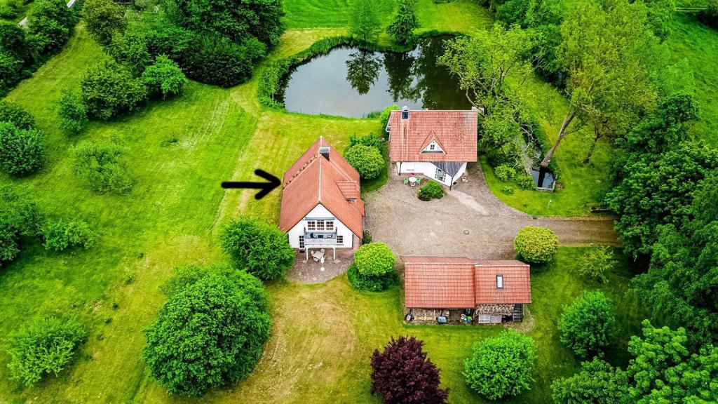 an aerial view of a house on a green field at Komfortables Ferienhaus - Traumhafte Entspannung in purer Natur in Gellershausen