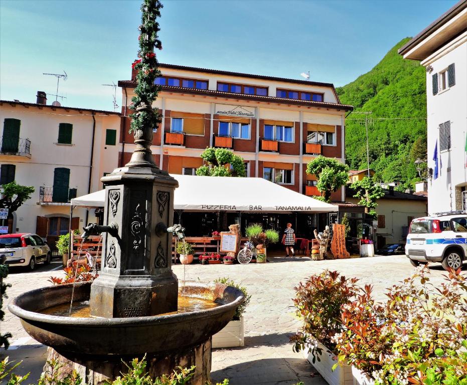 una fuente de agua frente a un edificio en Piccolo Hotel, en Lizzano in Belvedere