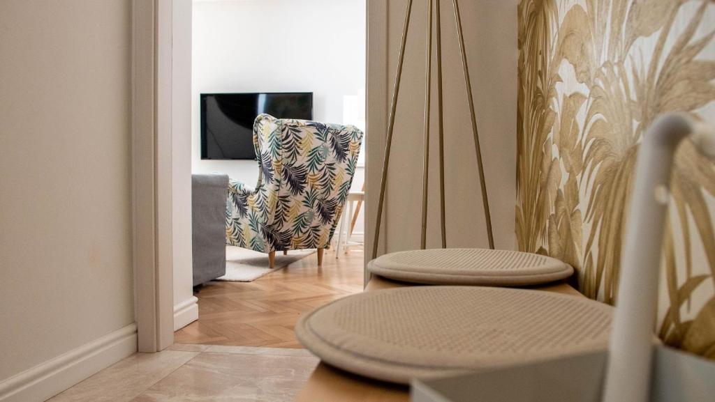 uma sala de estar com uma cadeira e uma mesa em Sunnyside Apartment in the City Center em Ljubljana