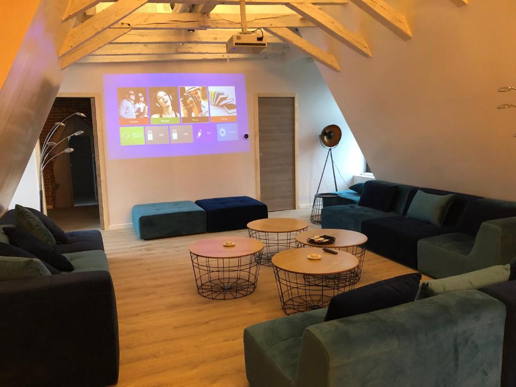 Χώρος καθιστικού στο GITE LOFT DE 15 PERSONNES AU CHATEAU DE JALLANGES VOUVRAY