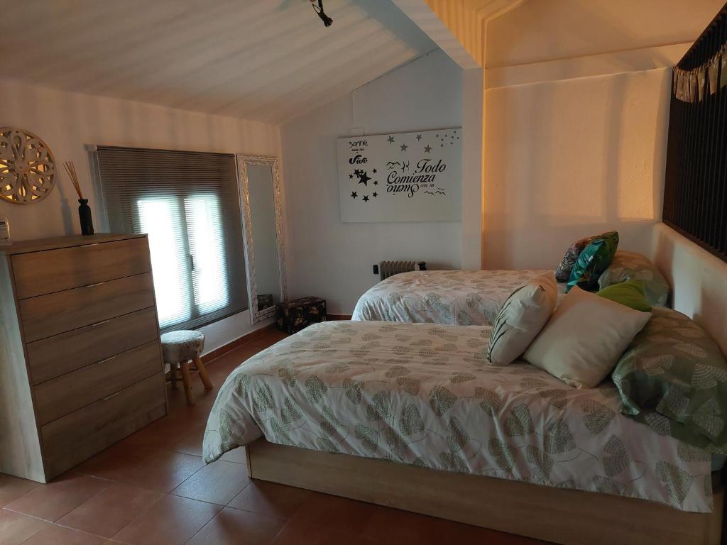 - une chambre avec un lit et une commode dans l'établissement Casa Rural Villamoli, à Jarandilla de la Vera