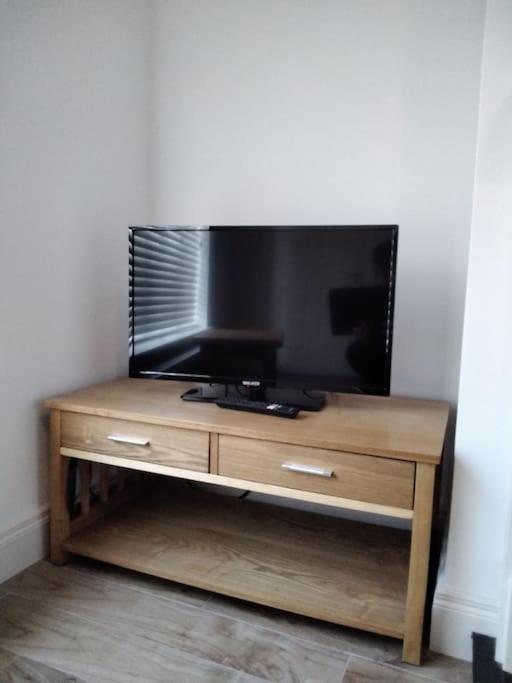 TV a/nebo společenská místnost v ubytování Townhouse Clifden: Located in the heart of Connemara
