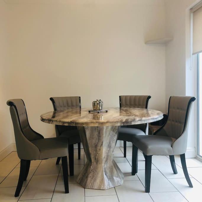 Posezení v ubytování Townhouse Clifden: Located in the heart of Connemara