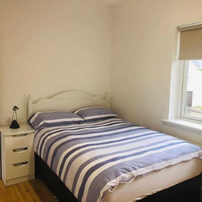 Postel nebo postele na pokoji v ubytování Townhouse Clifden: Located in the heart of Connemara