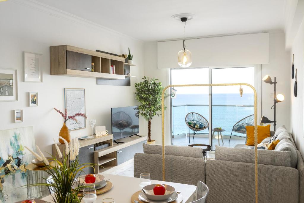 een woonkamer met uitzicht op de oceaan bij Lovely 3-bedroom apartment in Prokymea court in Limassol