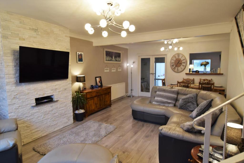Televisyen dan/atau pusat hiburan di Mikes at Menai - Stylish & Spacious 3 bed house in Menai Bridge.