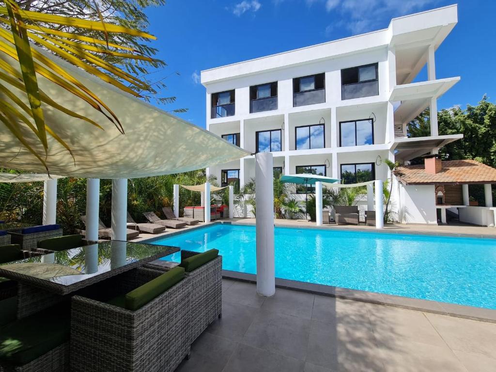 an image of a villa with a swimming pool at Ikopa Hôtel Madagascar in Antananarivo