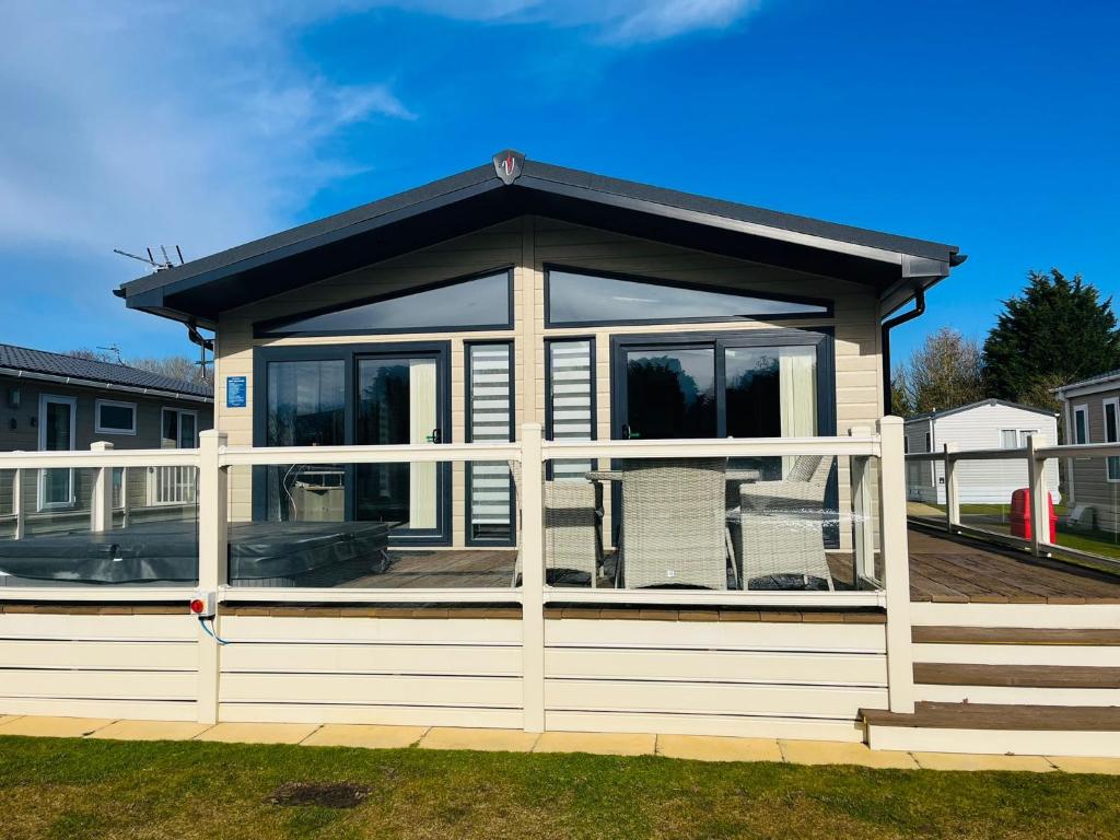 Alder Lodge with Hot Tub - отзывы и видео