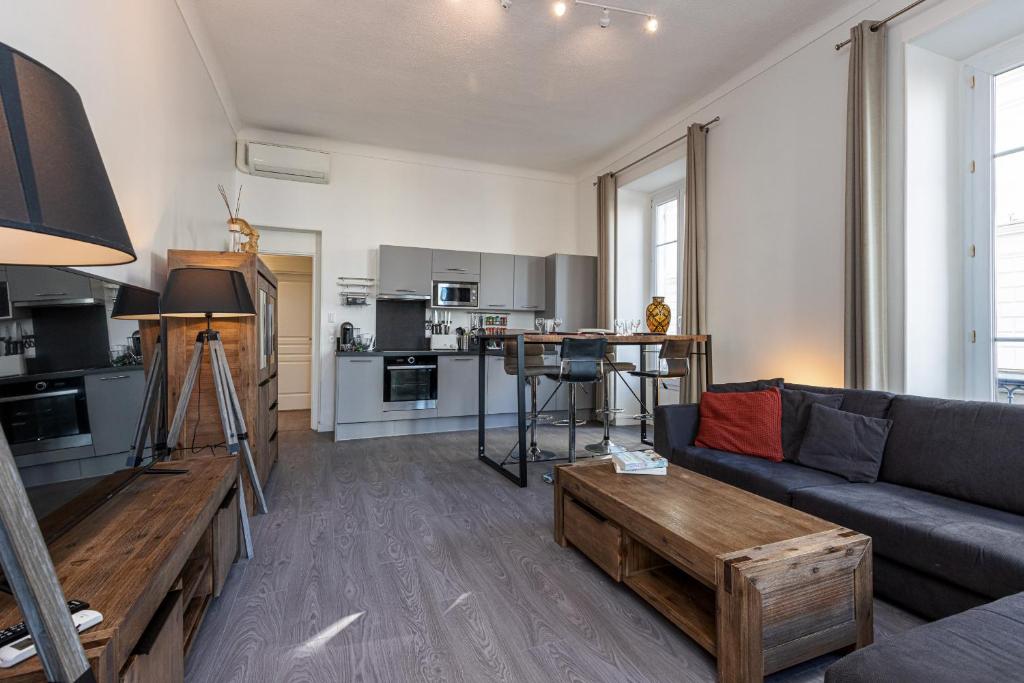 un salon avec un canapé et une table dans l'établissement Jean Medecin Av - Large 2 Bdrs Central AC, à Nice