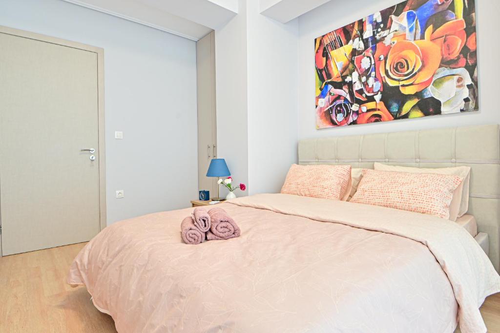 Postel nebo postele na pokoji v ubytování Beautiful new apartment 5 min from Piraeus Port (A2)
