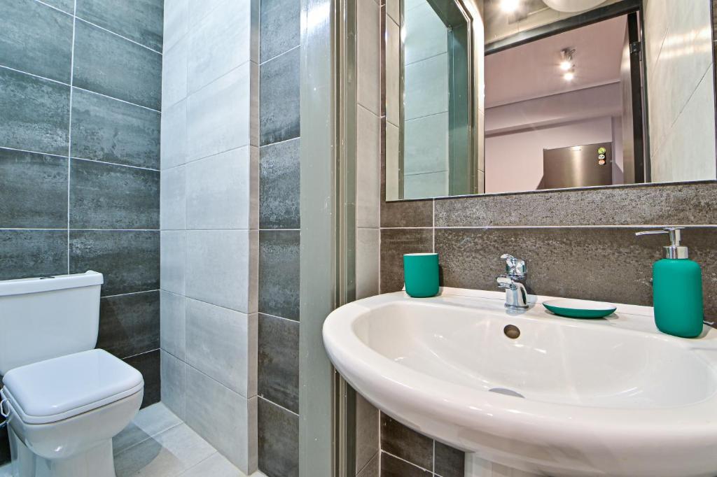Koupelna v ubytování Beautiful new apartment 5 min from Piraeus Port (A2)