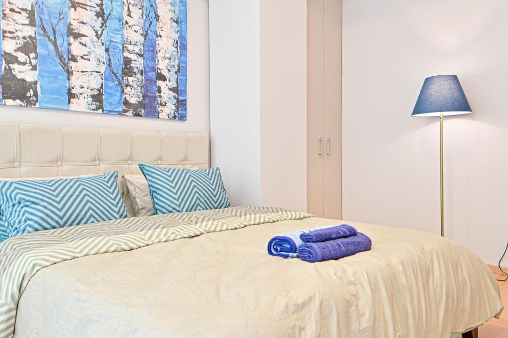 Postel nebo postele na pokoji v ubytování Beautiful new apartment 5 min from Piraeus Port (A2)