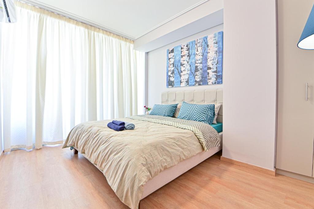 Postel nebo postele na pokoji v ubytování Beautiful new apartment 5 min from Piraeus Port (A2)