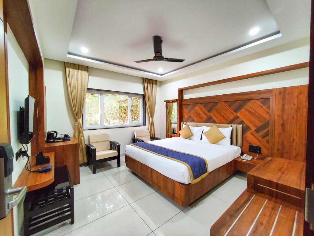 Llit o llits en una habitació de Hotel Udupi Inn, Udupi