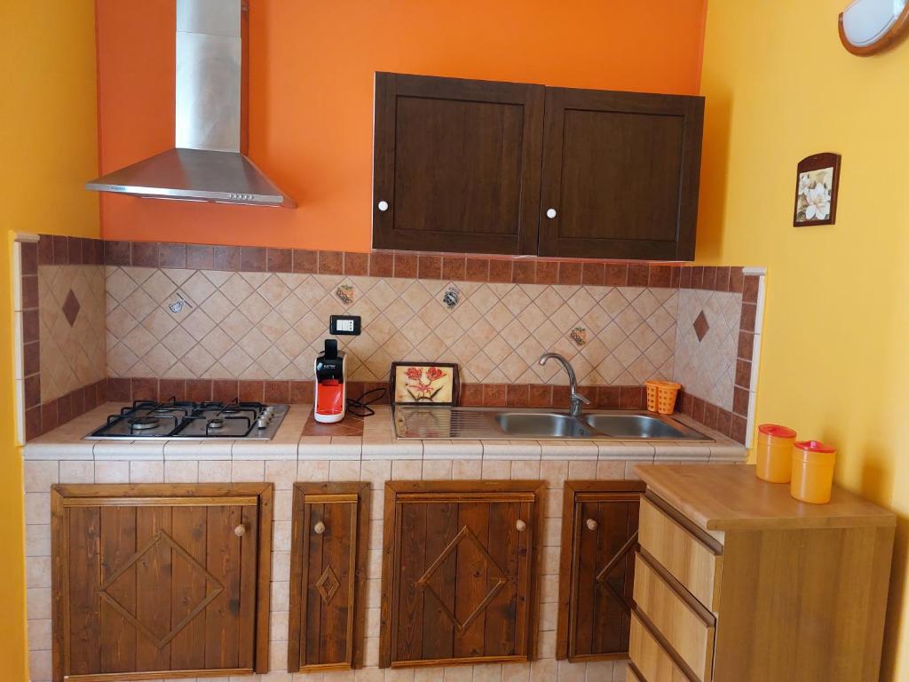 Kuchyň nebo kuchyňský kout v ubytování Casa Vacanze Cala Pisana