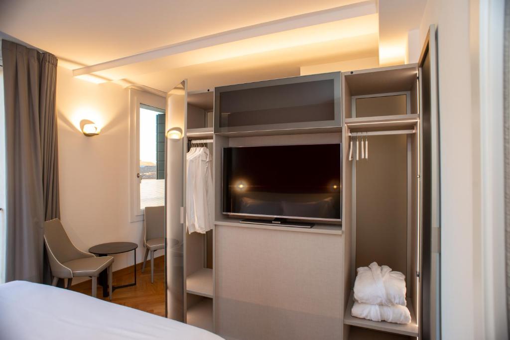 Postel nebo postele na pokoji v ubytování Padova Suites C20