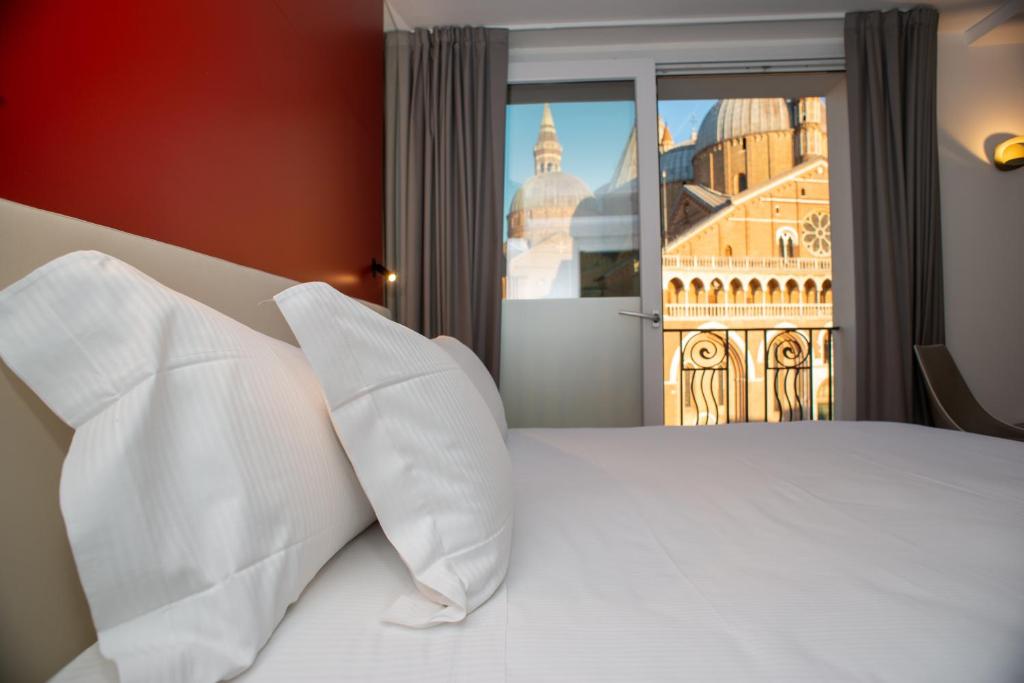 Postel nebo postele na pokoji v ubytování Padova Suites C20