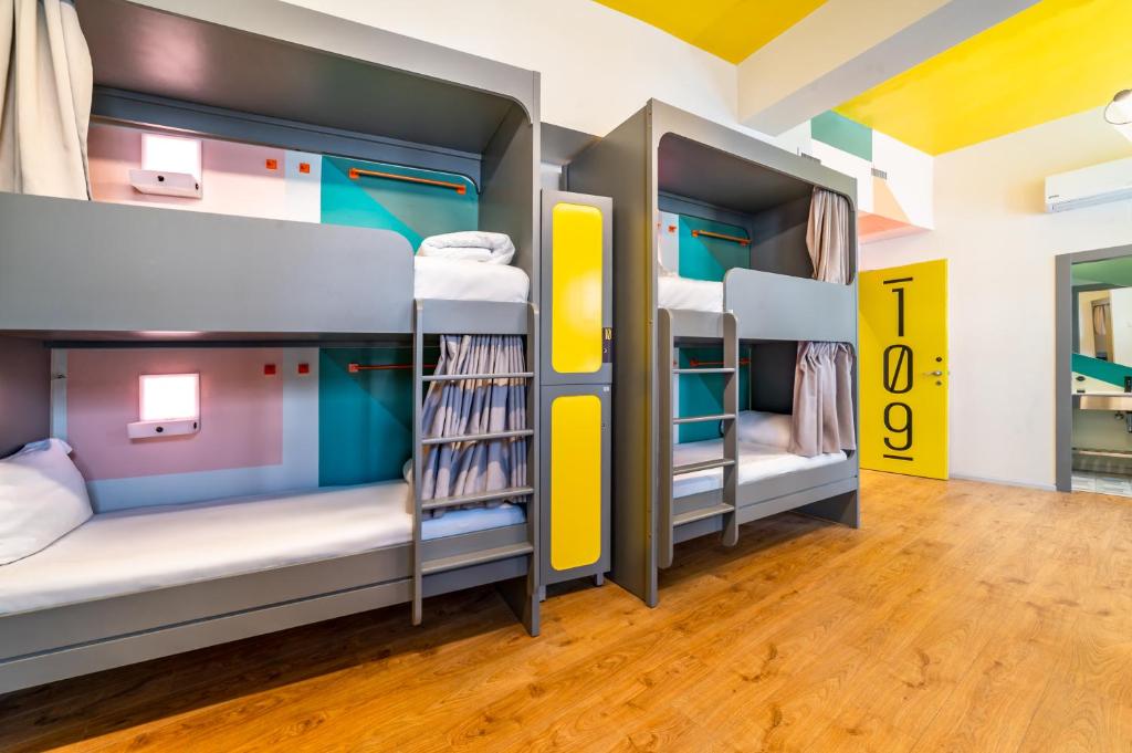 Postel nebo postele na pokoji v ubytování HYVE Jerusalem hosted by STAY